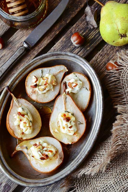 https://www.themasterchefs.com/wp-content/uploads/2016/11/Baked_Pears_with_Sultanas_Pine_Nuts_and_Honey.jpg